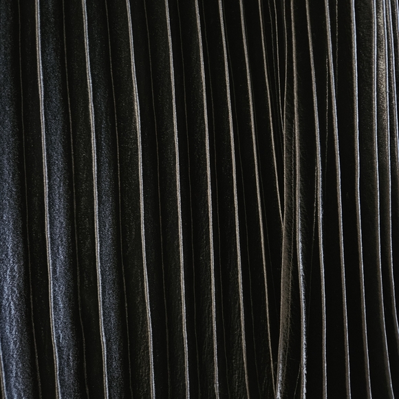 Elegant Black Pleated Skirt - Picture 5 of 9